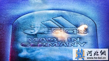 德国阿迪达斯工厂 机器人革新运动鞋制造，助力品牌战略升级